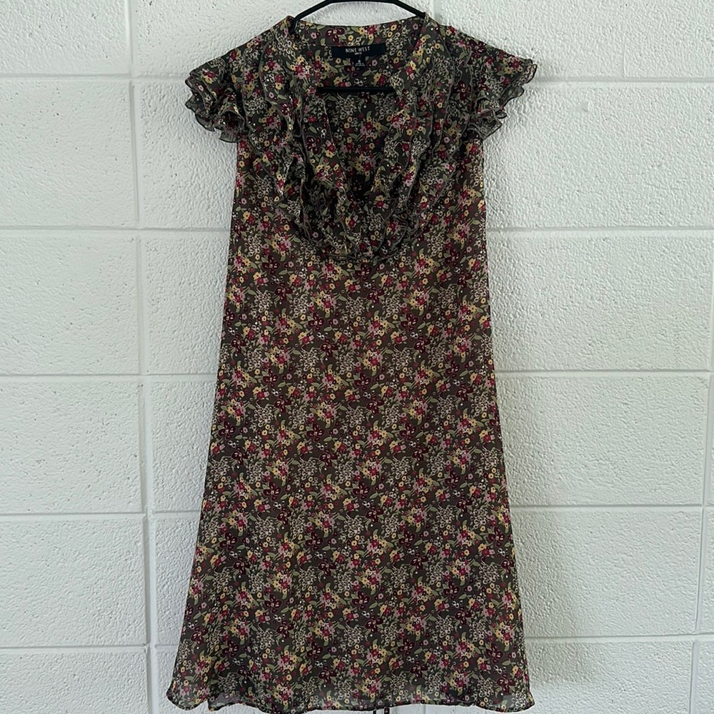 Floral Nine West Dress. Comfortable summer dress with cute ruffles in the front.